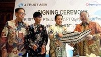 CEO J Trust Co.,Ltd. sekaligus Managing Director J TRUST ASIA PTE. LTD. (J Trust Asia) Nobuyoshi Fujisawa didampingi oleh Presiden Komisaris PT. Olympindo Multi Finance (OMF) Ang Andi Bintoro yang disaksikan Director J TRUST ASIA PTE. LTD. Shigeyoshi Asano dan Presiden Direktur PT Bank JTrust Indonesia Tbk. (J Trust Bank) Ritsuo Ando. Foto: dok. Jtrust Bank
