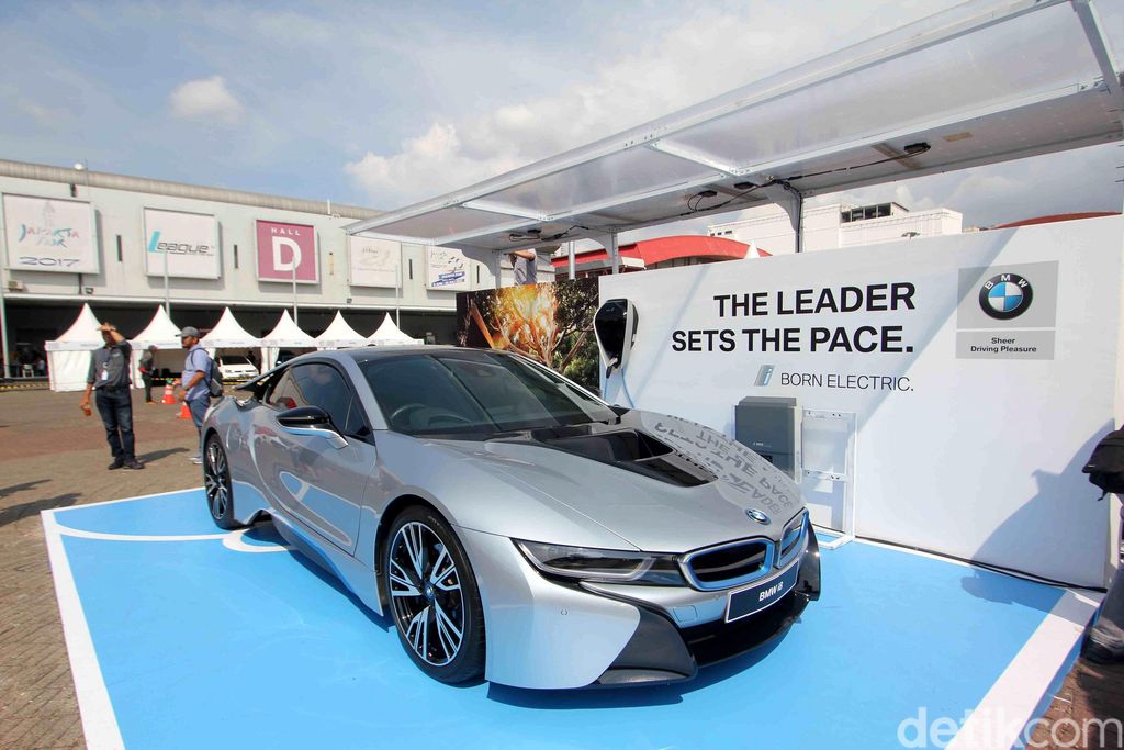 Vice President Corporate Communications BMW Group Indonesia Jodie O'tania (kiri) dan Direktur PT Dyandra Promosindo Hendra Noor Saleh (kanan) mendapatkan penjelasan terkait alat pengisi daya listrik BMW i Wallbox Plus oleh Direktur Marketing PT Sky Energi Indonesia Ronald Sibarani dalam Festival Mobil Listrik, IIMS 2018 di JIExpo, Jakarta, Jumat (20/4). BMW Indonesia kembali menunjukkan konsistensinya terhadap perkembangan mobil listrik dengan menghadirkan mobil listrik BMW i8 serta simulasi pengisian daya listrik melalui BMW i Wallbox Plus. Grandyos Zafna/detikcom