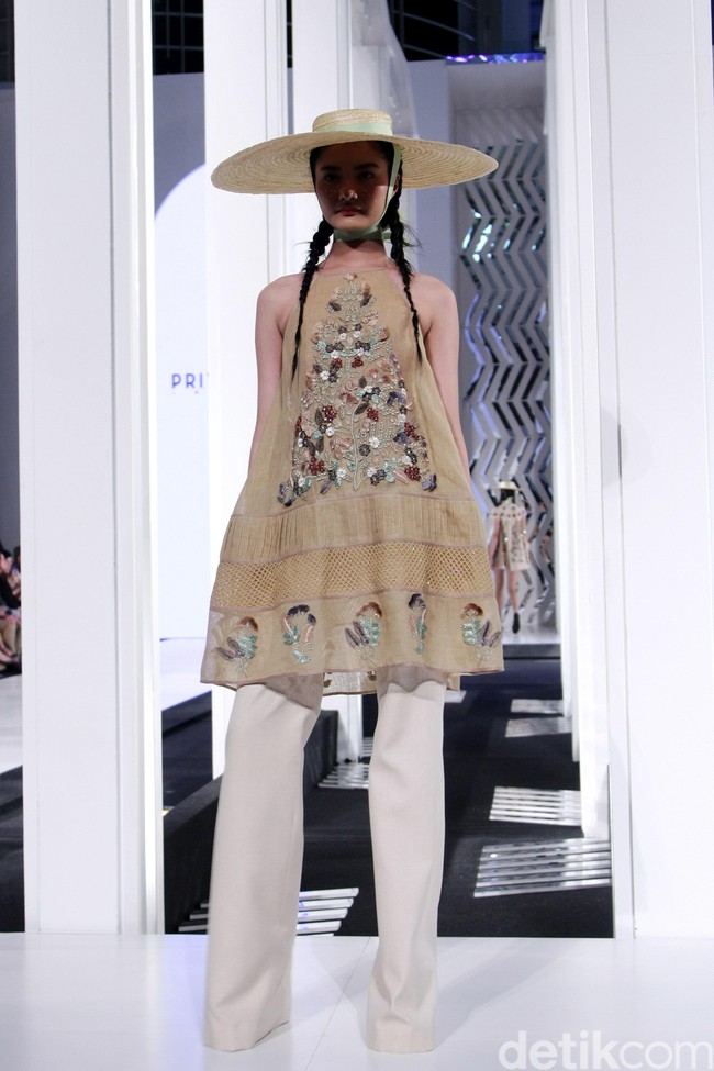 Fashion show koleksi terbaru dari Priyo Oktaviano yang bertemakan La Riviera di Fashion Nation 2018, Senayan City, Jakarta. Foto: Mohammad Abduh/Wolipop