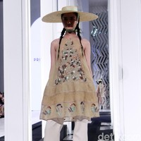 Fashion show koleksi terbaru dari Priyo Oktaviano yang bertemakan La Riviera di Fashion Nation 2018, Senayan City, Jakarta. Foto: Mohammad Abduh/Wolipop