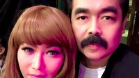 Adam Suseno secara konsisten merawat kumisnya. Foto: Instagram