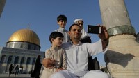 Melansir Reuters, Minggu (22/4/2018), tren ini terekam di tahun 2015 lalu. Para muda-mudi hingga orang tua Palestina mengikuti tren selfie itu (Ammar Awad/Reuters)