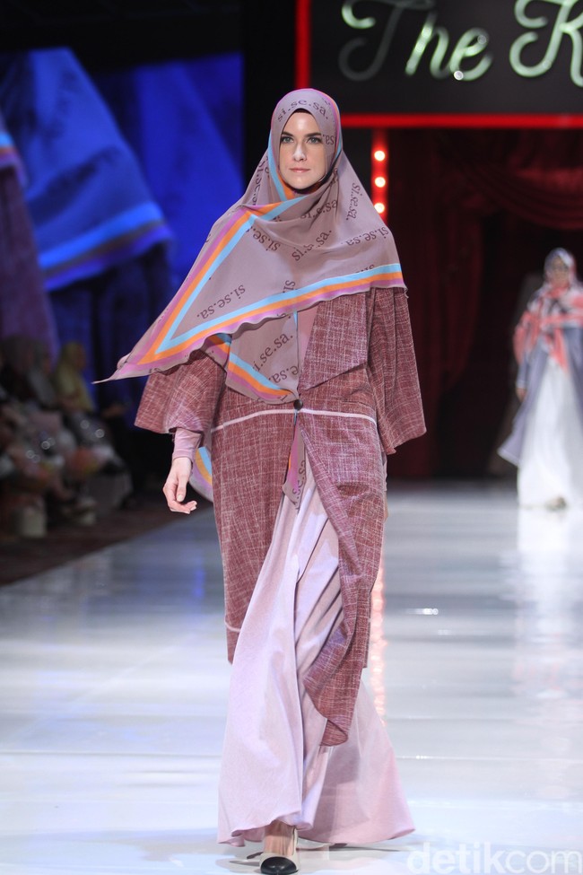 Fashion show koleksi terbaru busana muslim SI.Se.Sa yang bertema The Khadeeja di Fairmont Hotel, Jakarta, Rabu [18/4/2018]. Foto: Mohammad Abduh/Wolipop