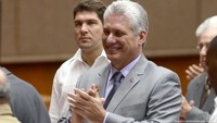 Presiden Baru Kuba Diaz-Canel Yakin Komunisme Akan Bertahan. Revolusi Kuba akan berlanjut, kata presiden baru Kuba Miguel Mario Diaz-Canel setelah dipilih menggantikan Raul Castro yang mundur dengan alasan usia lanjut. Castro tetap akan memimpin Partai Komunis Kuba. Foto: DW (News) Presiden Baru Kuba Diaz-Canel Yakin Komunisme Akan Bertahan. Revolusi Kuba akan berlanjut, kata presiden baru Kuba Miguel Mario Diaz-Canel setelah dipilih menggantikan Raul Castro yang mundur dengan alasan usia lanjut. Castro tetap akan memimpin Partai Komunis Kuba. Foto: DW (News)