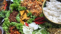 Wah! Lihat nih menu makan siang milik @drummerkuliner. Nasi liwet dipadukan dengan lauk meriah, mulai dari ayam goreng, ikan goreng, hingga renyahnya cumi goreng tepung. Foto: Instagram