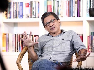 Rocky Gerung, Tak Punya Ijazah Tapi Mengajar Program Doktor