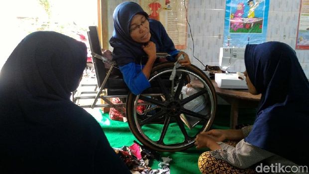 Titik Isnani di PAUD Inklusi Tersenyum