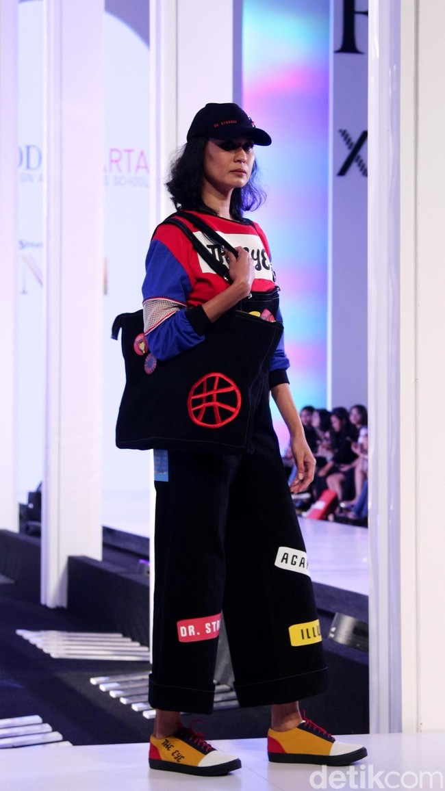 Fashion show koleksi busana ESMOD Jakarta yang terinspirasi karakter Marvel di Fashion Nation 2018, Senayan City, Jakarta, Selasa [17/4/2018]. [Foto: Mohammad Abduh/Wolipop]