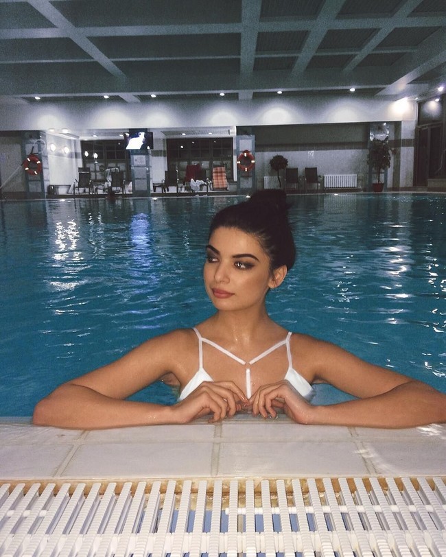 Tak seperti kontestan Miss Rusia lainnya, Diana memilih untuk mengenakan pakaian renang tertutup sederhana untuk pemotretan di Dubai. Tapi, hal tersebut belum cukup menenangkan amarah netizen yang bahkan mengancam hidupnya. Foto: Instagram @_missaltman__