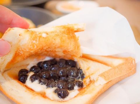 Kafe Ini Bikin Souffle Pancake dengan Topping Boba yang Kekinian