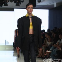 Fashion show Yosafat Dwi Kurniawan yang bertemakan Literalist diJakarta Fashion & Food Festival 2018, Kelapa Gading, Jakarta, Kamis [19/4/2018]. [Foto: Mohammad Abduh/Wolipop]
