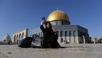 Namun, selama bulan Ramadan ratusan ribu umat Muslim dari Tepi Barat, Gaza, Israel dan daerah lainnya tetap mengunjunginya dan di minggu pertama tercatat ada 80.000 orang mengunjungi Masjid Al Aqsa pada tahun itu (Ammar Awad/Reuters)
