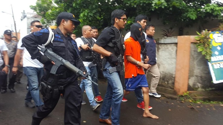 Istri Lambaikan Tangan ke Pedagang Saat Pensiunan TNI AL Dibunuh Istri Lambaikan Tangan ke Pedagang Saat Pensiunan TNI AL Dibunuh