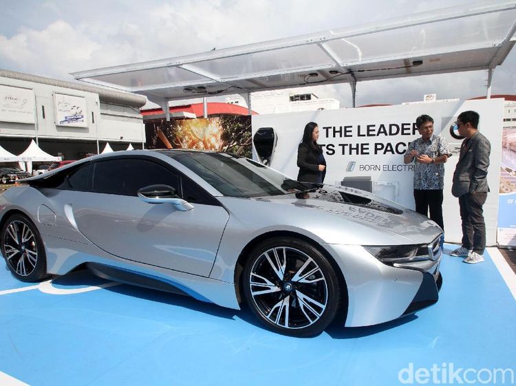 Uji Pengisian Listrik Mobil BMW