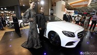 Pada Mercedes-Benz E 350e, kombinasi transmisi plug-in hybrid 9G-TRONIC dan motor elektrik generasi terbaru memastikan nilai tertinggi dalam konsumsi bahan bakar, kenyamanan berkendara dan dinamika kendaraan.