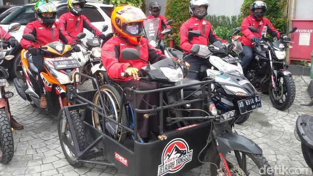 Mbak Sri di atas motornya. 
