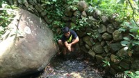 Di satu titik lainnya, sumber mata air panas ini berukuran seperti lingkaran dengan diameter sekitar 1 meter. (Dadang/detikTravel)