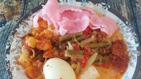 Ini dia lontong sayur yang enak dinikmati pagi hari. Ada sayur kacang panjang plus santan yang dipadu dengan sambal goreng kentang dan telur rebus. Jangan lupa kerupuknya ya. Foto: Instagram @linasabana