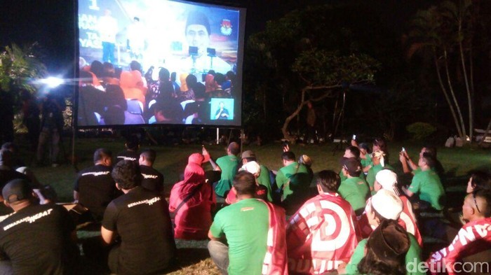 Ketika Pendukung Debat Cagub Jateng Nobar di Layar Lebar 