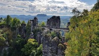 Traveler bisa melihat paduan alam berupa Sungai Elbe, Gunung Lilienstein, dan barisan pepohonan hijau yang menyejukan mata. (pavel.vlcek/ Instagram)