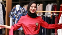Walau pun terlihat nyentrik Chacha tetap modis dengan baju berwarna merah merona. Foto: Ismail/detikHOT