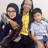 Siapa yang tak kenal sosok Mandra? Aktor yang populer karena Si Doel Anak Sekolahan ini semakin jarang tampil di layar kaca. Namun, baru-baru ini ada yang mencuri perhatian dari postingan Instagram-nya. Foto: Instagram/Tiaseptiaana