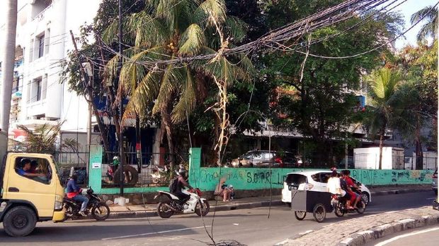 Kabel menjuntai di jalan pakin, pluit