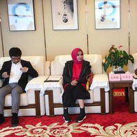Rieta Amilia yang merupakan pemilik hotel bintang lima Wyndham Tamansari Jivva di wilayah Klungkung, Bali, tampil sporty memakai jaket dan sneakers. Sneakers yang dipakainya merupakan keluaran dari brand Prada seri Leather And Neoprene Sneakers seharga 550 Euro atau sekitar Rp 9,4 juta. Foto: Instagram/rieta_amilia
