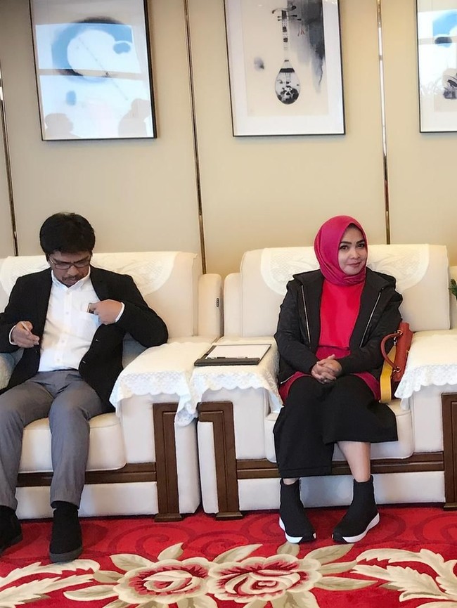 Rieta Amilia yang merupakan pemilik hotel bintang lima Wyndham Tamansari Jivva di wilayah Klungkung, Bali, tampil sporty memakai jaket dan sneakers. Sneakers yang dipakainya merupakan keluaran dari brand Prada seri Leather And Neoprene Sneakers seharga 550 Euro atau sekitar Rp 9,4 juta. Foto: Instagram/rieta_amilia