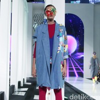 Desainer Mel Ahyar menghadirkan koleksi busananya dengan mengangkat tema Vignette di Fashion Nation 2018, Senayan City, Jakarta, Rabu [11/4/2018]. [Foto: Mohammad Abduh/Wolipop]