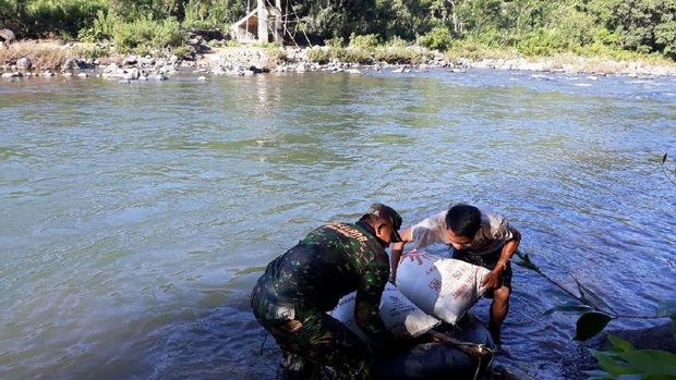 TNI bantu bangun jembatan mangkrak di Maros