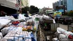 Duh! Tumpukan Karung dan Galian di Pasar Tanah Abang Bikin Macet