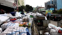 Hal itu tentu saja sangat mengganggu para pejalan kaki yang melintas.