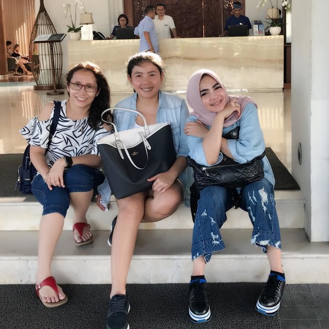 Liburan bersama teman-temannya, Rieta Amilia terlihat membawa tas ransel Chanel seharga US$ 2.575 atau sekitar Rp 25,7 juta. Foto: Instagram/rieta_amilia