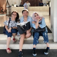 Liburan bersama teman-temannya, Rieta Amilia terlihat membawa tas ransel Chanel seharga US$ 2.575 atau sekitar Rp 25,7 juta. Foto: Instagram/rieta_amilia