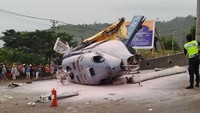 Namun, baling-baling dari helikopter yang jatuh itu menimpa seorang karyawan yang sedang melintas. Karyawan tersebut meninggal di lokasi.