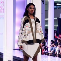 Fashion show koleksi busana ESMOD Jakarta yang terinspirasi karakter Marvel di Fashion Nation 2018, Senayan City, Jakarta, Selasa [17/4/2018]. [Foto: Mohammad Abduh/Wolipop]
