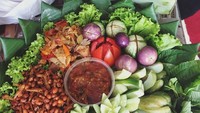 Teri goreng kacang denggan gurihnya sayur asem dan ayam goreng bumbu kuning, menambah kemeriahan makan siang nasi liwet @heyjune01. Foto: Instagram