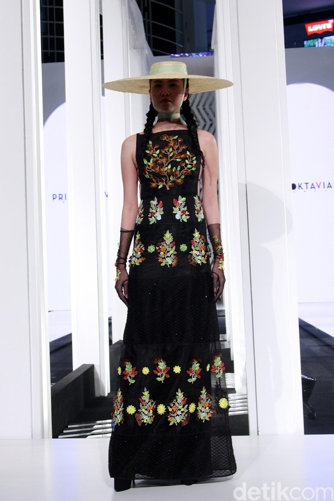 Fashion show koleksi terbaru dari Priyo Oktaviano yang bertemakan La Riviera di Fashion Nation 2018, Senayan City, Jakarta. Foto: Mohammad Abduh/Wolipop