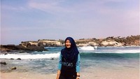 Manis dan berkerudung, Alincia sedang menikmati Pantai Klayar, Pacitan (tiaralincia/Instagram)