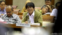 Deputi Bidang Usaha Pertambangan, Industri Strategis, dan Media Kementerian BUMN, Fajar Harry Sampurno mengatakan dicopotnya Elia dari Direktur Utama Pertamina merupakan masukan dari Dewan Komisaris Pertamina. Selain itu untuk mempercepat implementasi holding BUMN migas. Grandyos Zafna/detikcom.