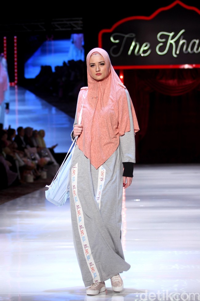 Fashion show koleksi terbaru busana muslim SI.Se.Sa yang bertema The Khadeeja di Fairmont Hotel, Jakarta, Rabu [18/4/2018]. Foto: Mohammad Abduh/Wolipop