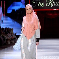 Fashion show koleksi terbaru busana muslim SI.Se.Sa yang bertema The Khadeeja di Fairmont Hotel, Jakarta, Rabu [18/4/2018]. Foto: Mohammad Abduh/Wolipop