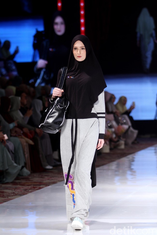 Fashion show koleksi terbaru busana muslim SI.Se.Sa yang bertema The Khadeeja di Fairmont Hotel, Jakarta, Rabu [18/4/2018]. Foto: Mohammad Abduh/Wolipop