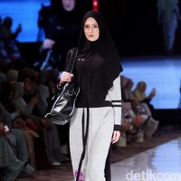 Fashion show koleksi terbaru busana muslim SI.Se.Sa yang bertema The Khadeeja di Fairmont Hotel, Jakarta, Rabu [18/4/2018]. Foto: Mohammad Abduh/Wolipop