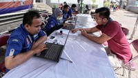 Sejumlah petugas berjaga di posko penyelengaraan angkutan motor gratis dengan kereta api  masa Lebaran tahun 2018 di Stasiun Tanjung Priok, Jakarta Utara, Jumat (20/4).