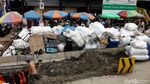Duh! Tumpukan Karung dan Galian di Pasar Tanah Abang Bikin Macet