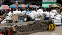 Kemacetan di sekitar lokasi tentu saja tak terhindarkan.