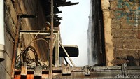 Atap bangunan hangus terbakar.