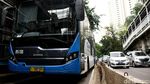 Petugas TransJ Perlebar Separator Halte Simprug